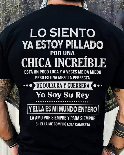 CAMISETA GRACIOSA ESTOY PILLADO POR UNA MUJER INCRE��BLE ��� EL JUBILADO M��S SEXY DE LA ZONA - REGALO DE CUMPLEA��OS PARA HOMBRES / MUJERES - MTNN00sp (SKU04-112-00)