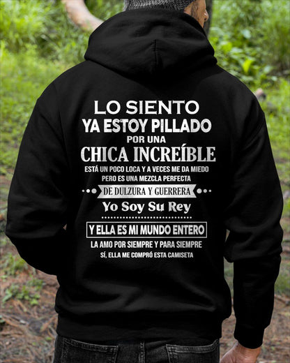 CAMISETA GRACIOSA ESTOY PILLADO POR UNA MUJER INCRE��BLE ��� EL JUBILADO M��S SEXY DE LA ZONA - REGALO DE CUMPLEA��OS PARA HOMBRES / MUJERES - MTNN00sp (SKU04-112-00)