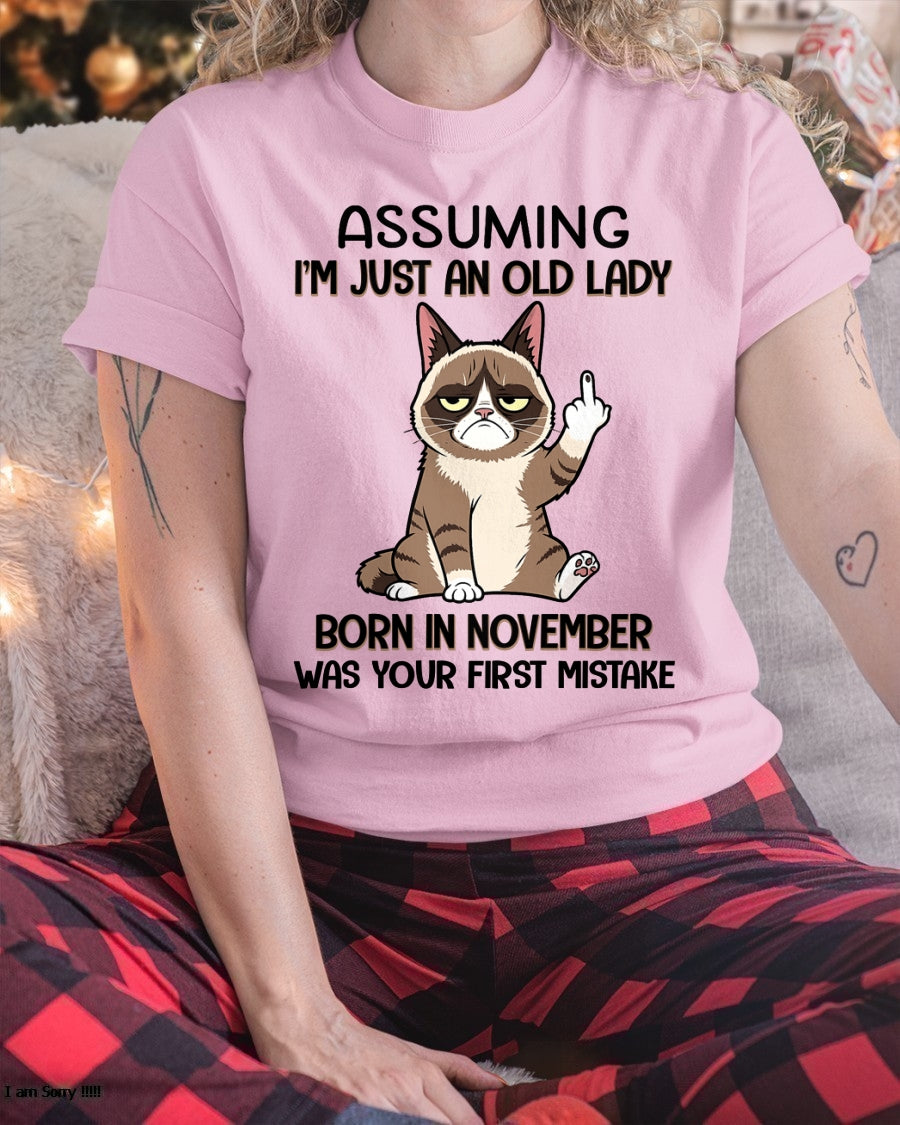 ASSUMING I'M JUST AN OLD LADY BORN IN NOVEMBER FUNNY HUMOR BIRTHDAY MONTH T-SHIRT/HOODIE/SWEATSHIRT FOR WOMAN  - HNDS11