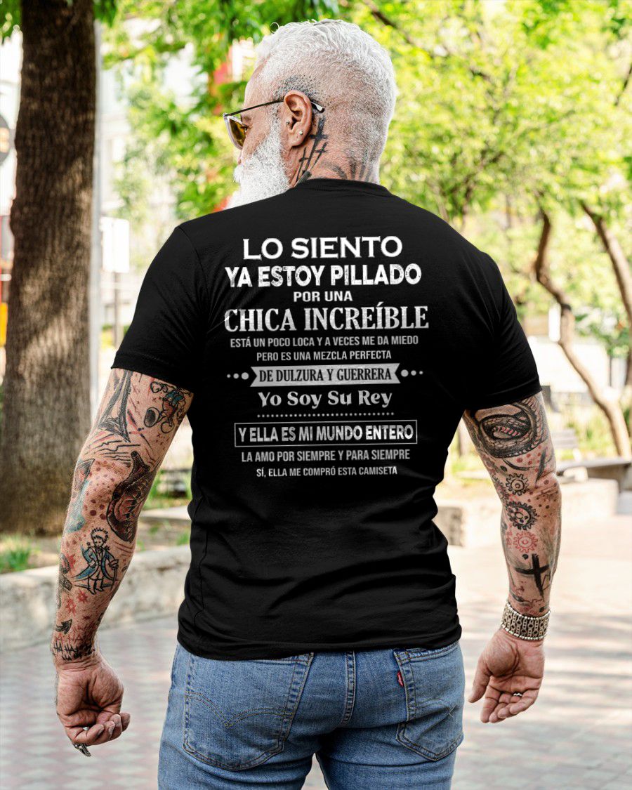 CAMISETA GRACIOSA ESTOY PILLADO POR UNA MUJER INCRE��BLE ��� EL JUBILADO M��S SEXY DE LA ZONA - REGALO DE CUMPLEA��OS PARA HOMBRES / MUJERES - MTNN00sp (SKU04-112-00)