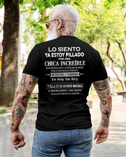 CAMISETA GRACIOSA ESTOY PILLADO POR UNA MUJER INCRE��BLE ��� EL JUBILADO M��S SEXY DE LA ZONA - REGALO DE CUMPLEA��OS PARA HOMBRES / MUJERES - MTNN00sp (SKU04-112-00)