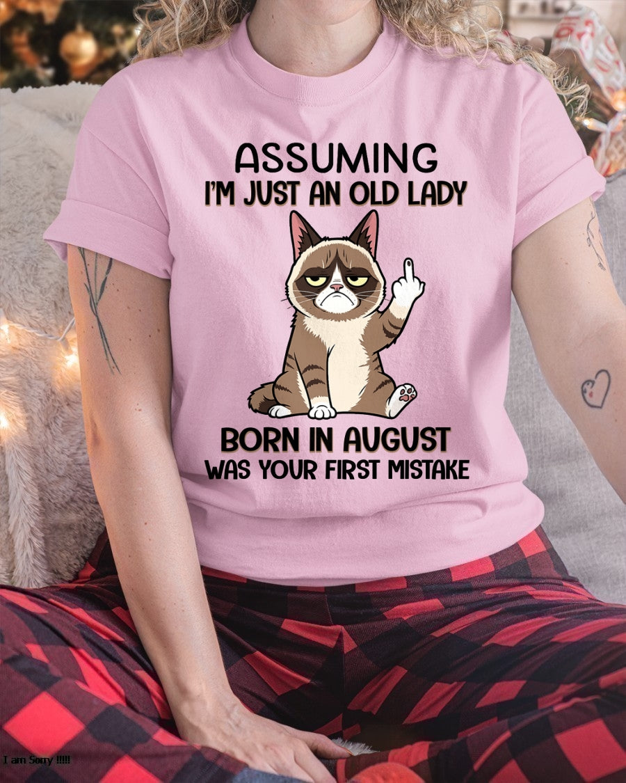ASSUMING I'M JUST AN OLD LADY BORN IN AUGUST FUNNY HUMOR BIRTHDAY MONTH T-SHIRT/HOODIE/SWEATSHIRT FOR WOMAN  - HNDS08