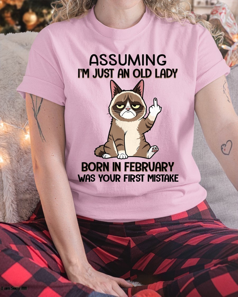 ASSUMING I'M JUST AN OLD LADY BORN IN FEBRUARY FUNNY HUMOR BIRTHDAY MONTH T-SHIRT/HOODIE/SWEATSHIRT FOR WOMAN  - HNDS02